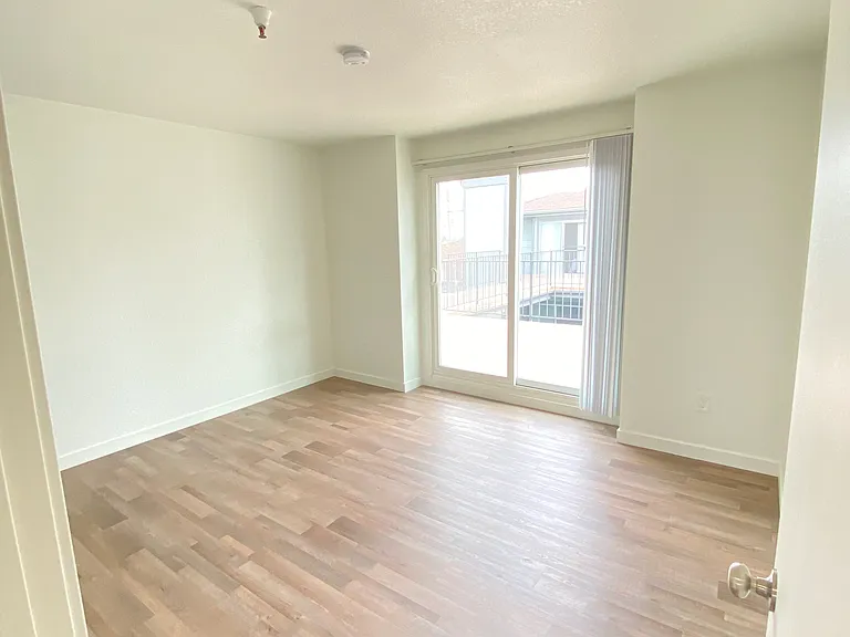 French Street Apt — Photo 26