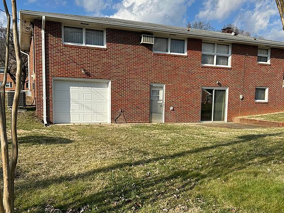 3rd image of 1001 Lake St