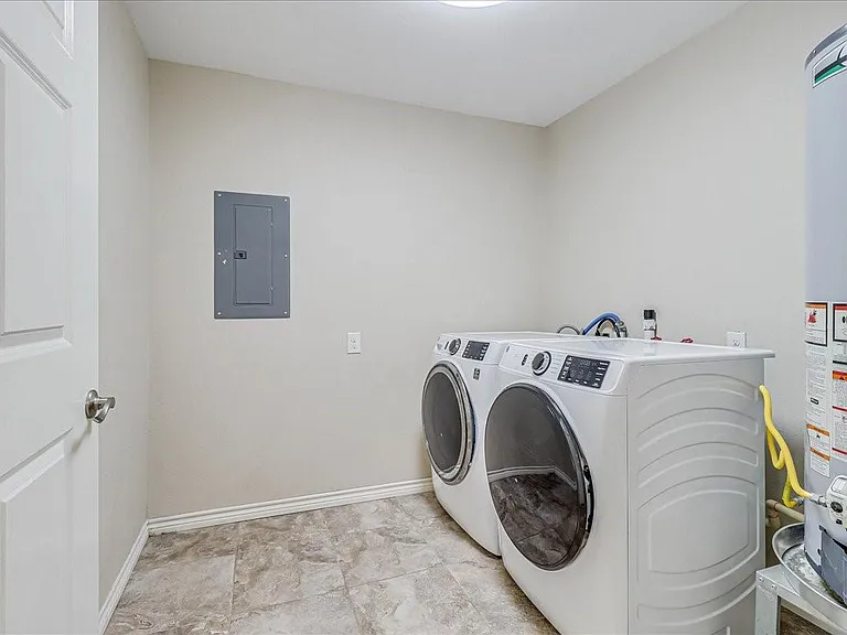 2111 E Lott Ave — Photo 5