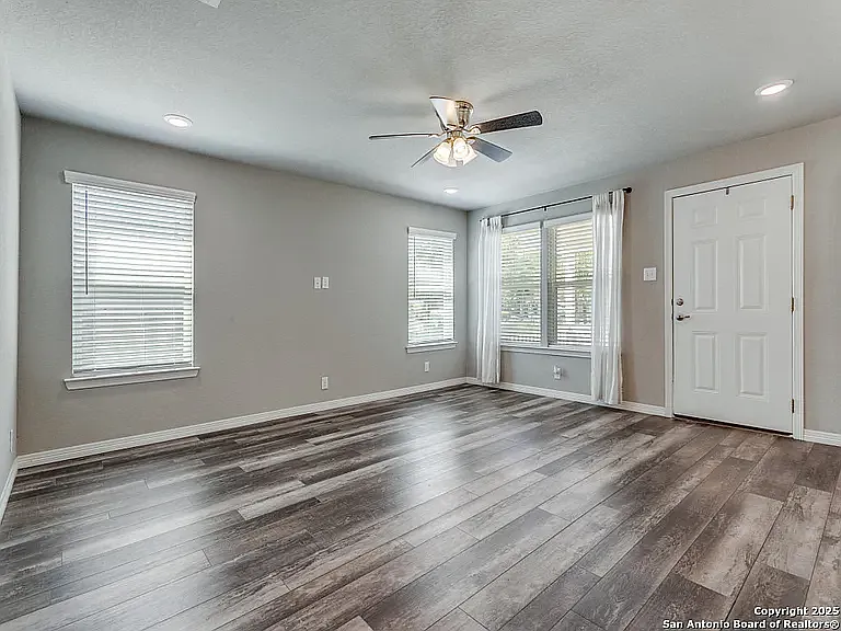 458 Seele St — Photo 7