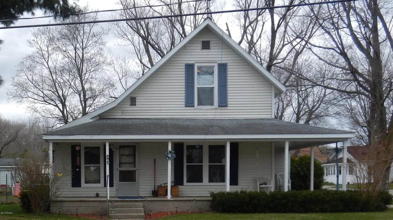 98 E Marion Ave photo 1