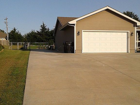 Front view left side with RV-parking