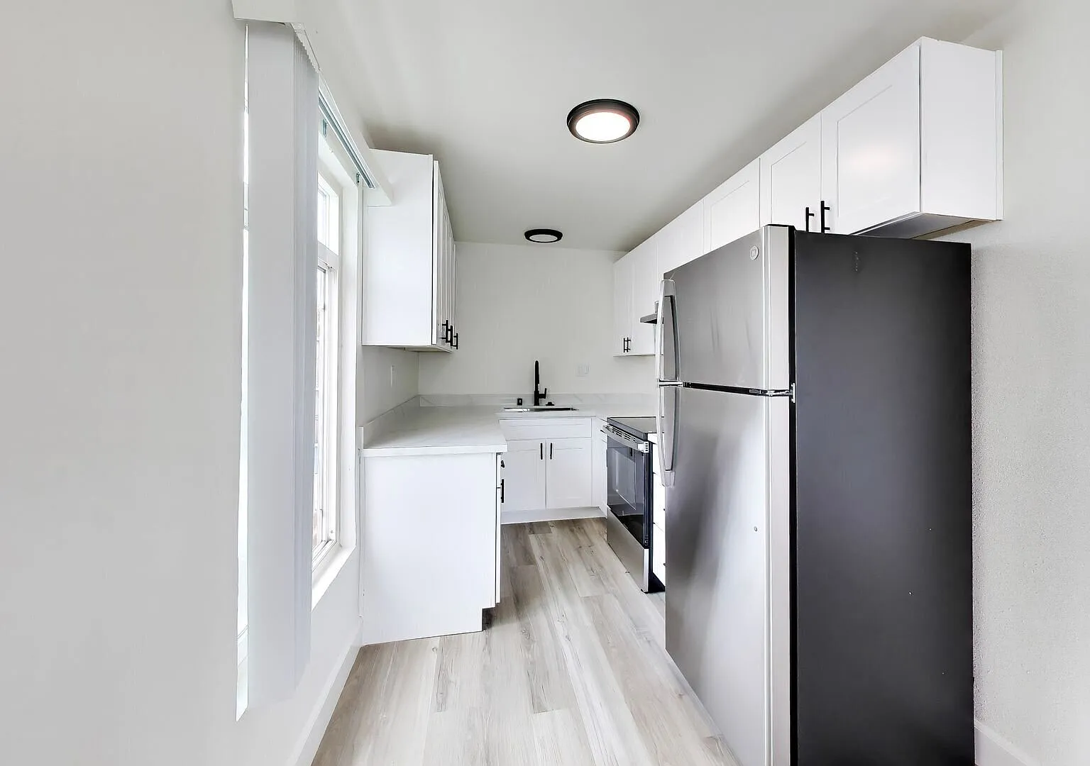 Fully Renovated, Immaculate One Bedroom in Quiet Community — Photo 2
