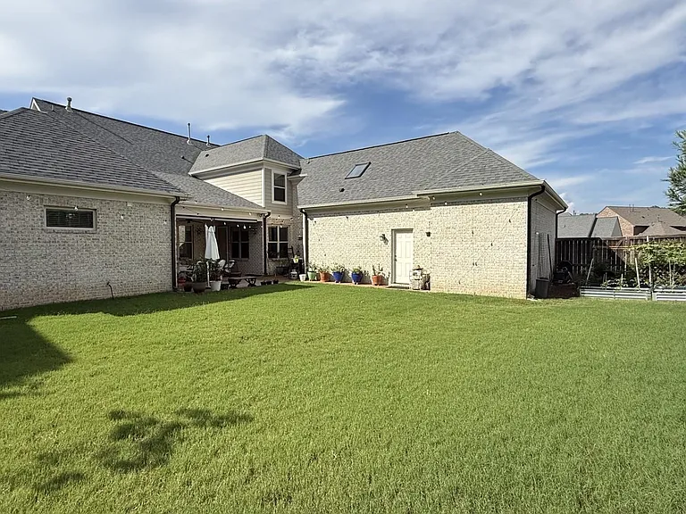 327 Belfair Cv — Photo 16