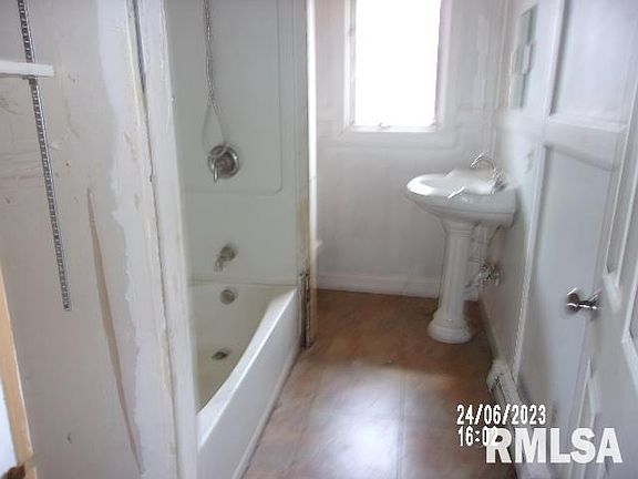 4th image of 311 E 4th St