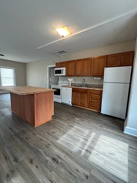 2 bed, 1.0 bath, 1300 sqft, $1,895 — Photo 3