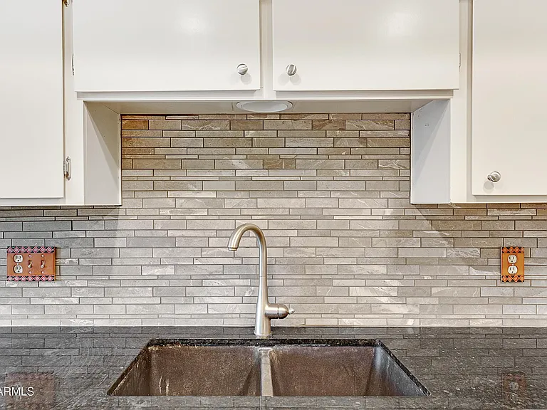 1036 E Geneva Dr — Photo 5