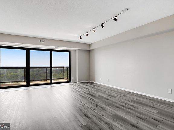 4th image of 307 Yoakum Pkwy APT 1802