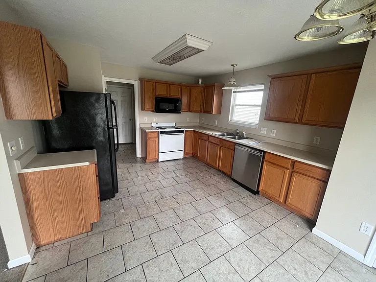 510 Fairington Ave — Photo 6