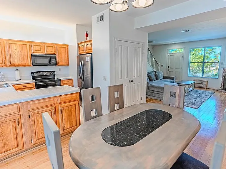 211 Dahlia Ave — Photo 8