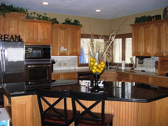 19x14 Kitchen w/stainless appliances, hardwood floors & breakfast bar