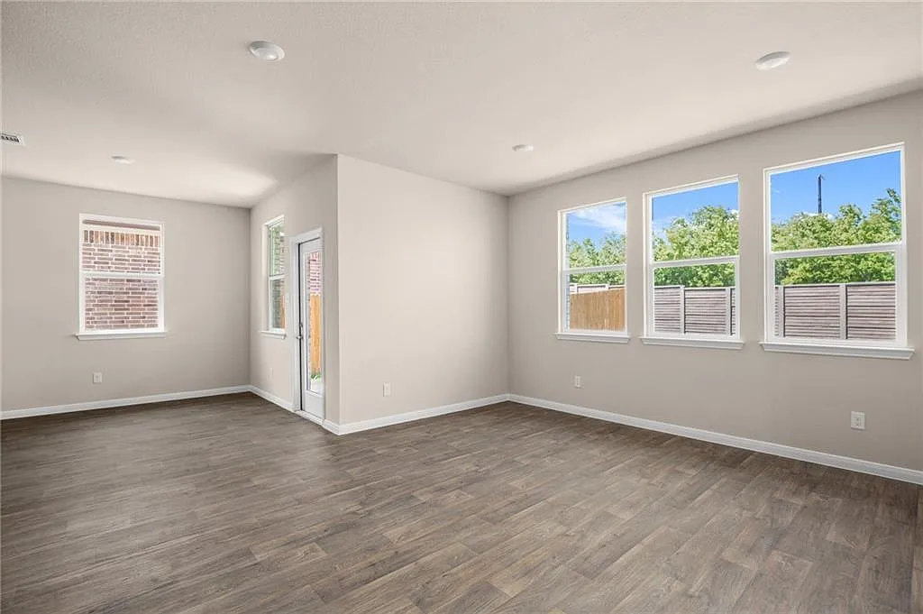 4 bed, 2.0 bath, 1796 sqft, $2,000 — Photo 3