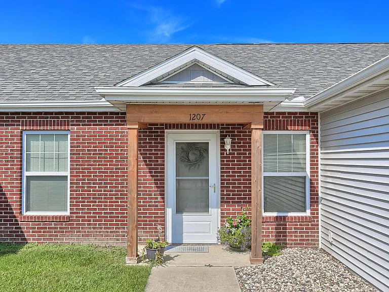 1213 Roberto Rd — Photo 4