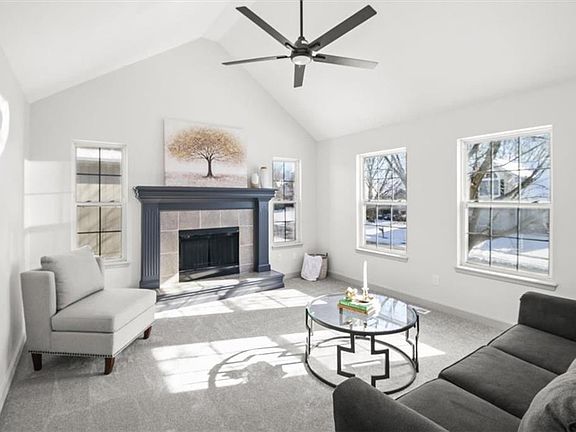 5th image of 209 NE Chateau Dr