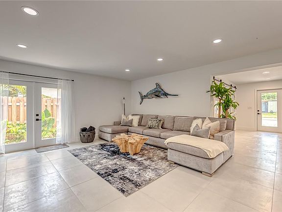 4th image of 909 NE 9th Street