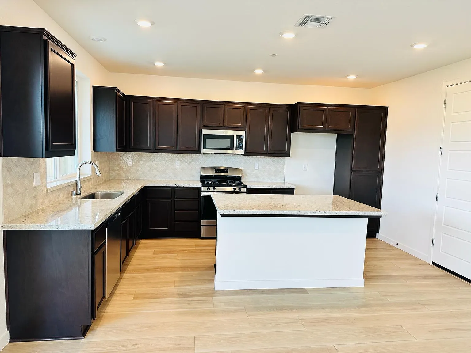4 bed, 2.5 bath, 2030 sqft, $3,395 — Photo 4