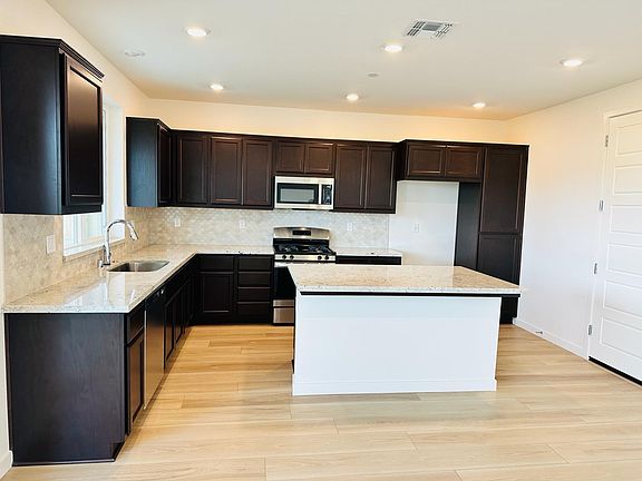 4th image of 611 Willow Bnd