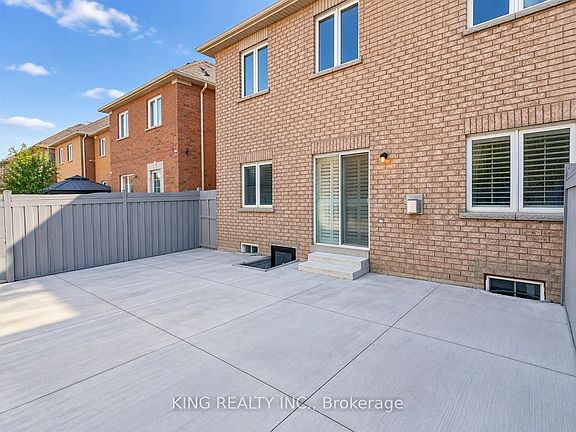 5th image of 72 Baylawn Cir S