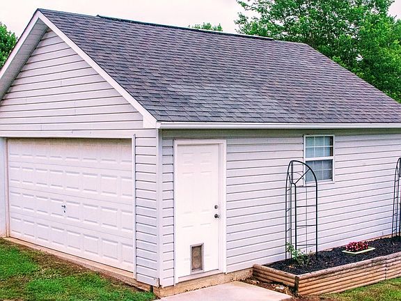 3rd image of 1612 Cavet Dr