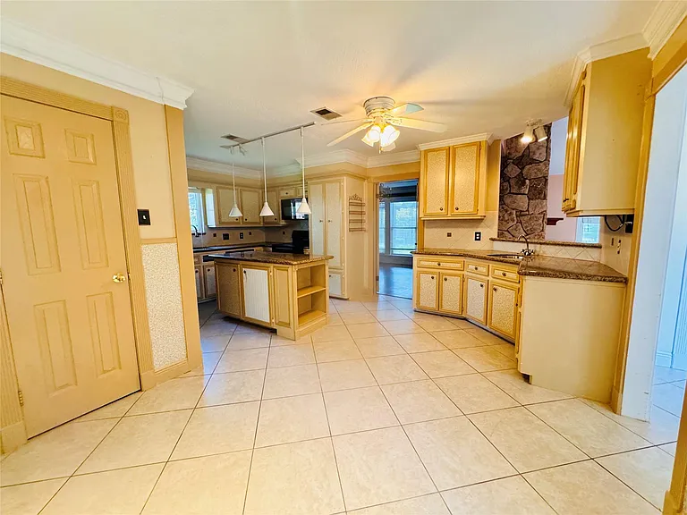 18107 Oakhampton Dr — Photo 2
