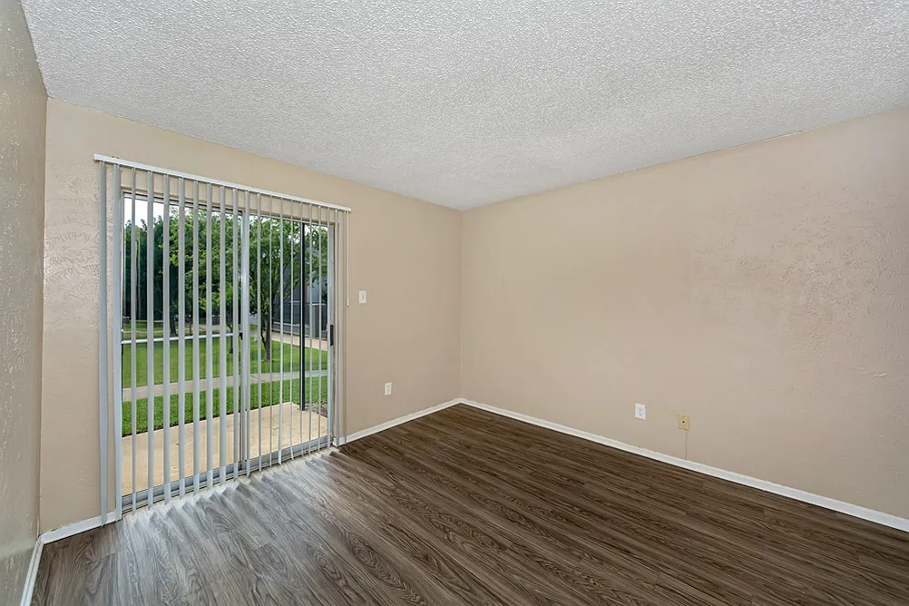 Oak Manor Apartments — Photo 3