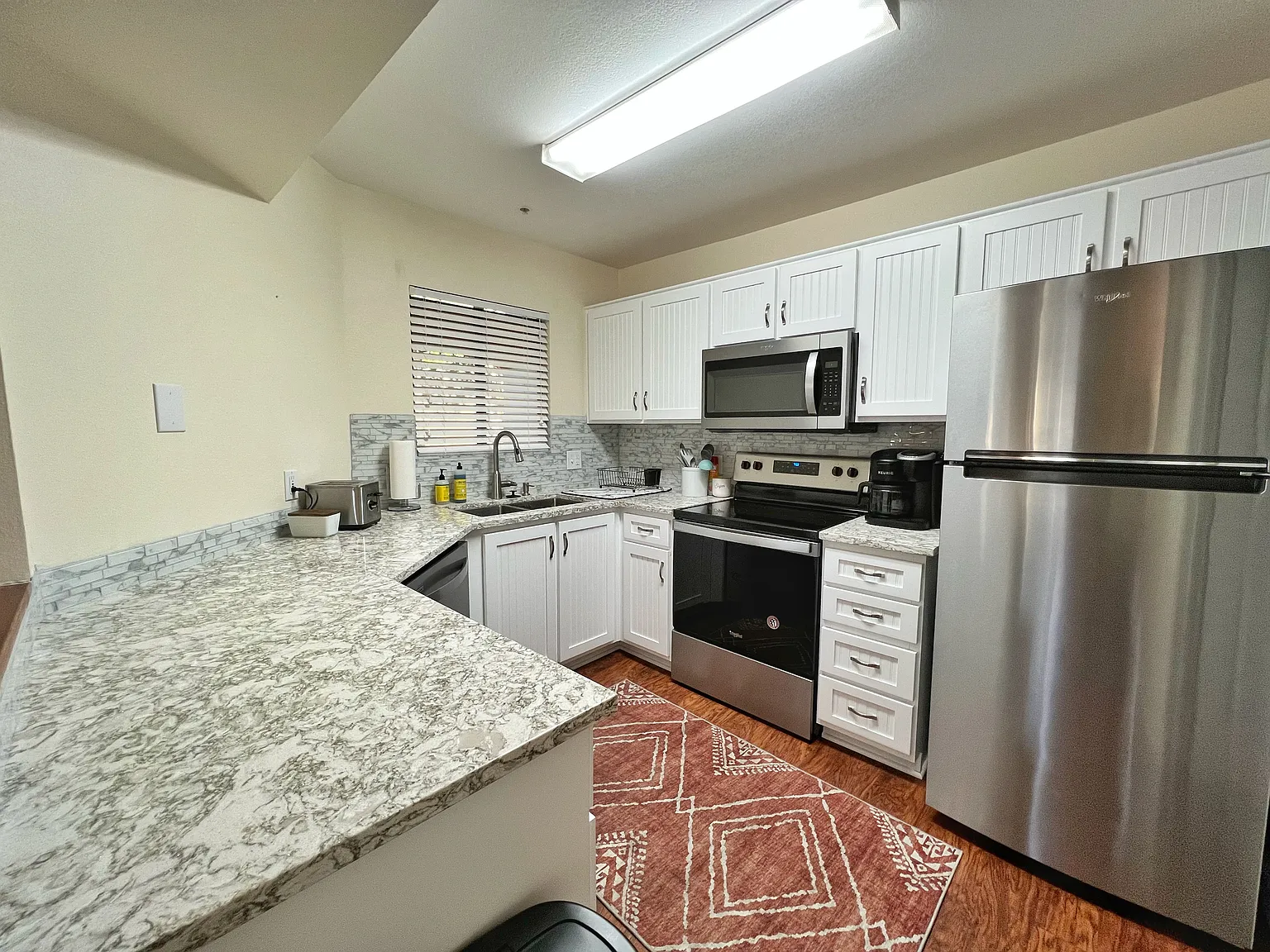 Furnished 2bd Condo with Pools and Gym in NE Tucson — Photo 2