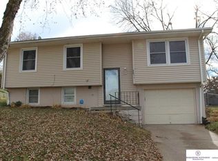 8811 Ruggles Cir, Omaha, NE 68134