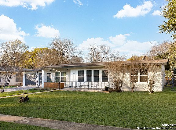 2nd image of 2811 Little John Dr