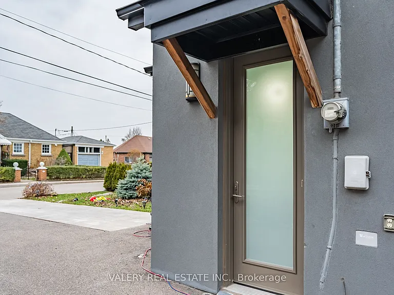 110 Strathnairn Ave #LOWER — Photo 13