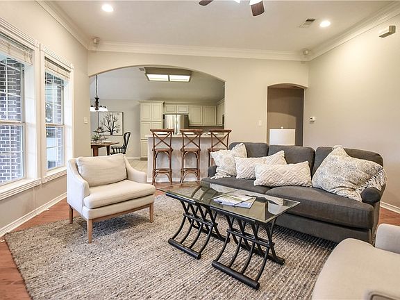 2nd image of 811 Woodson Dr