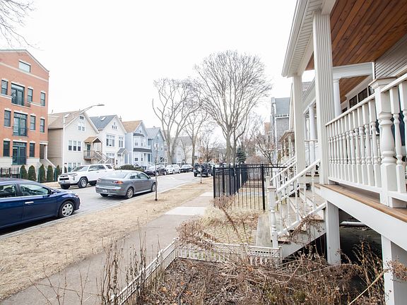 2nd image of 3035 N Leavitt St #1