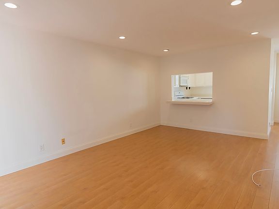 3rd image of 2971 Plaza Del Amo Unit 306