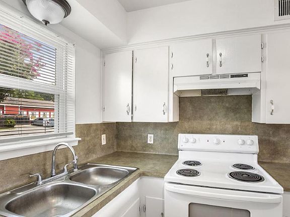 4th image of 708 Staitti St