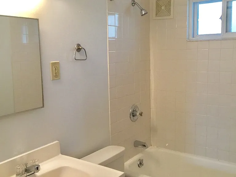 921 W Cross St — Photo 7