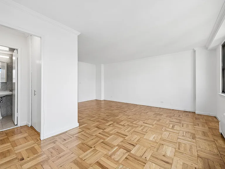 230 E 15th St #8L — Photo 5