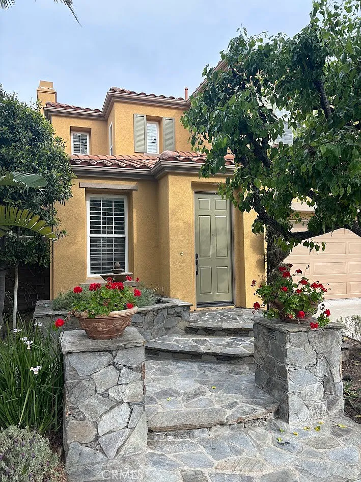 4 bed, 2.5 bath, 2116 sqft, $5,480 — Photo 2