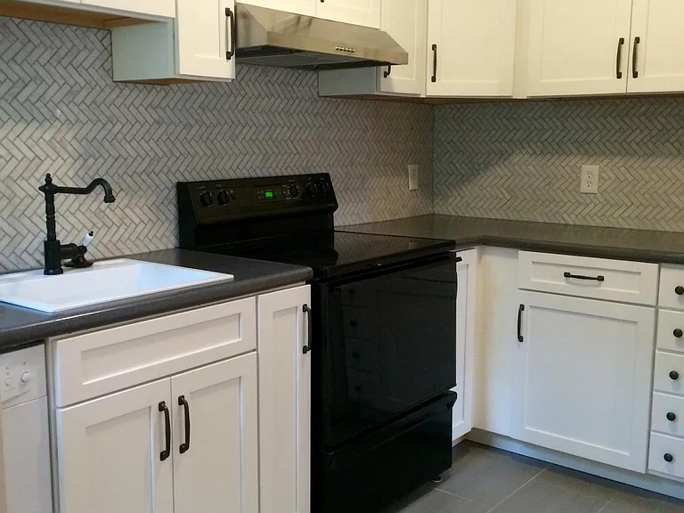615 Collins Dr — Photo 5