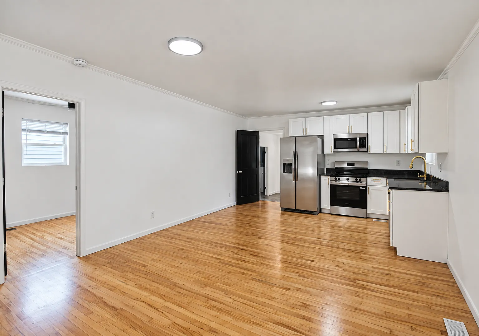 Single-Level 3 Bedroom Home with Hardwood Floors, Stainless Appliances, and Backyard in Crossville — Photo 3