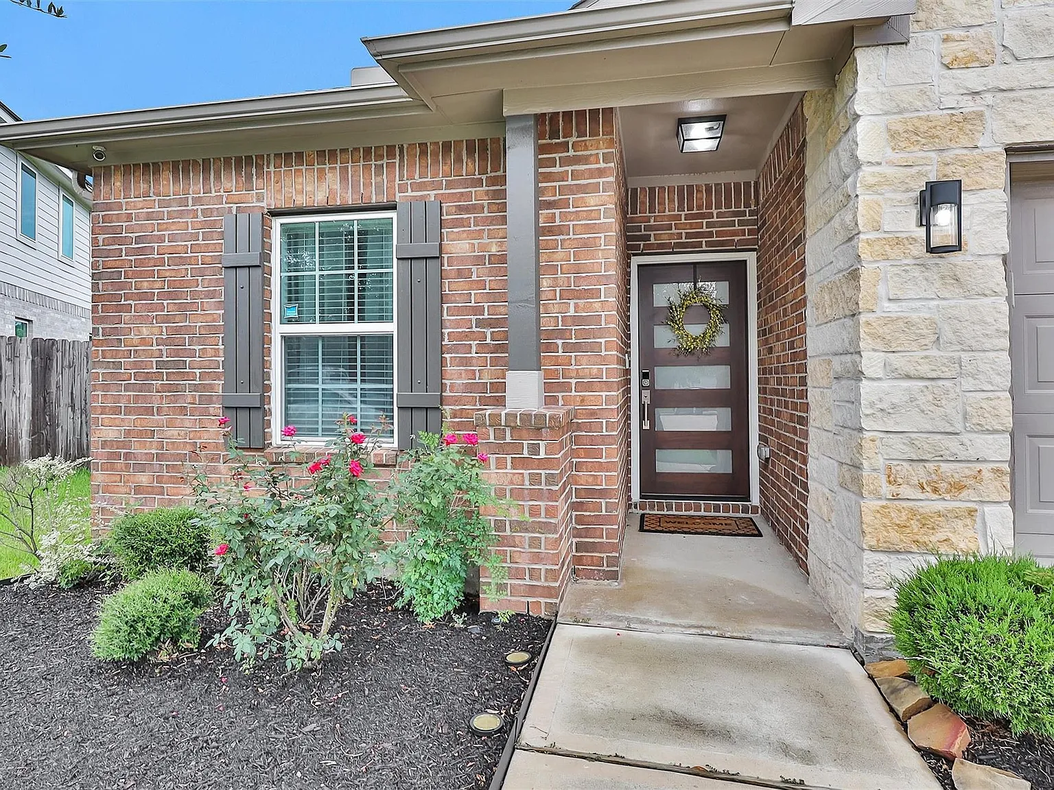 3 bed, 2.0 bath, 1941 sqft, $2,300 — Photo 2