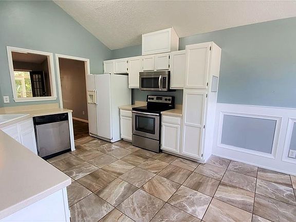 3rd image of 385 Paris Dr