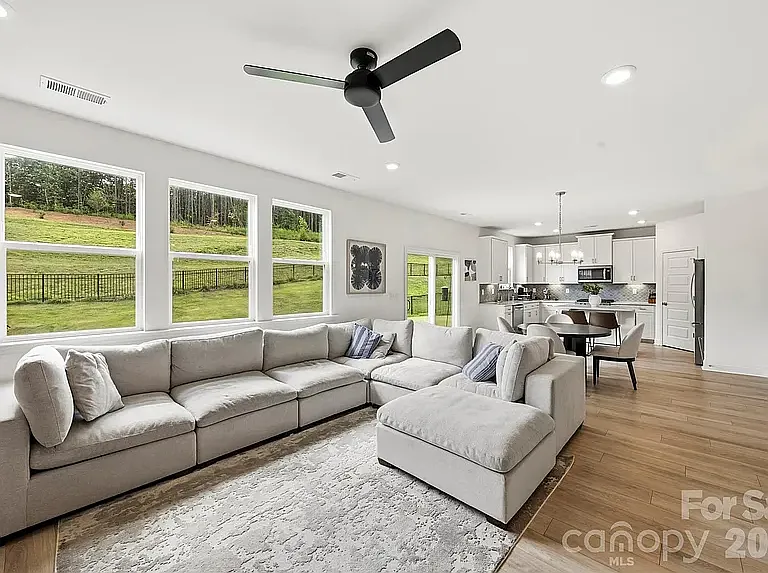 152 Lancashire Ct — Photo 5