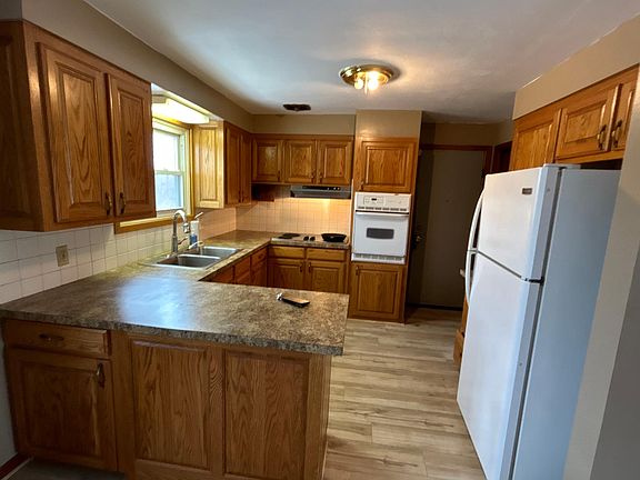 4th image of 385 Dale Ave