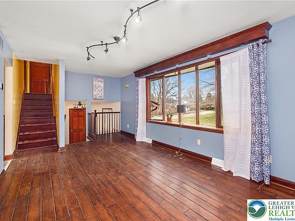 5th image of 120 Royal Manor Rd