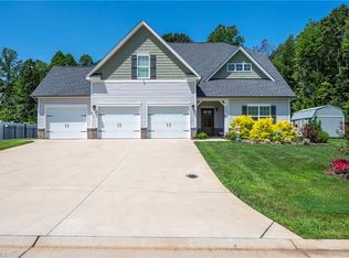 8694 Stone Valley Dr, Clemmons, NC 27012