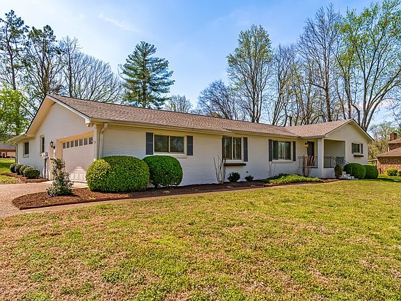 2nd image of 2203 Oakwood Ct