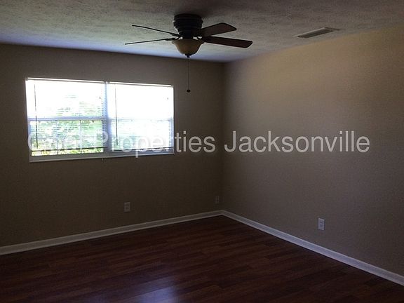 4th image of 908 Crest Dr E