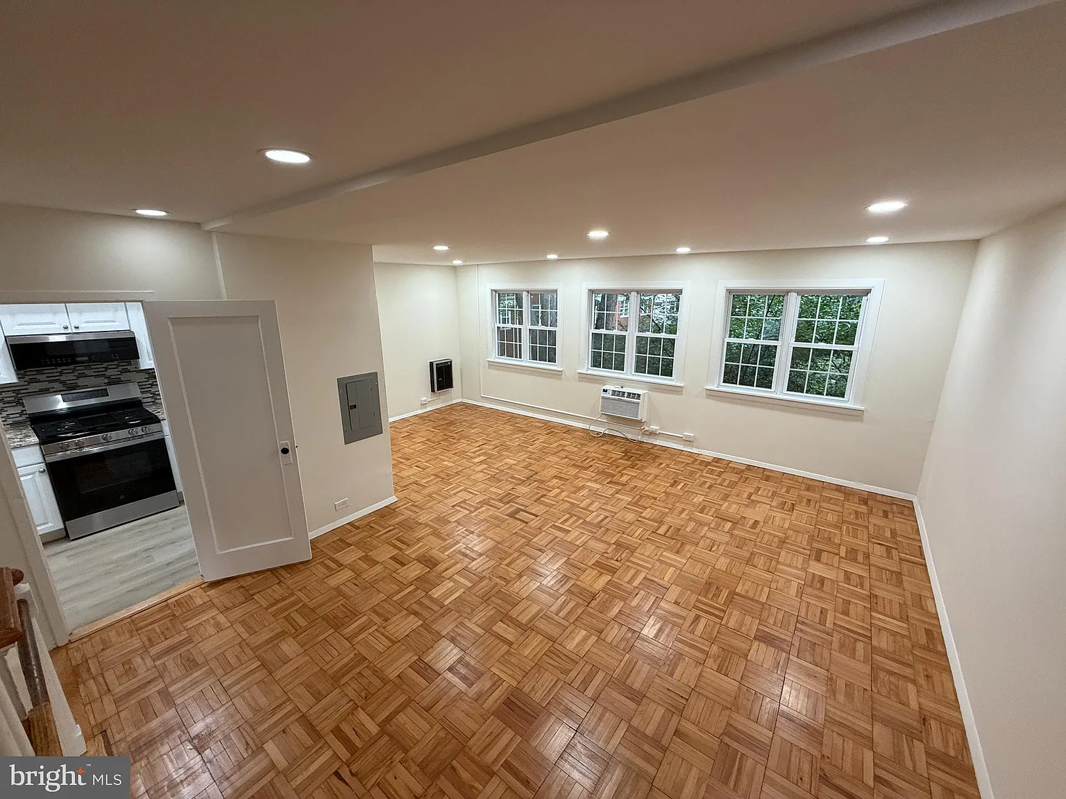 Studio, 930 sqft, $2,750 — Photo 2