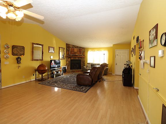 4th image of 104 Hillmont Dr