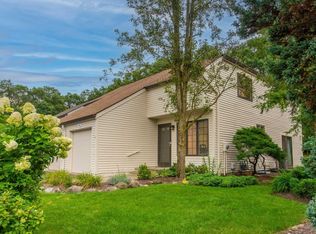 40 Minnisink Dr, Roseland, NJ 07068
