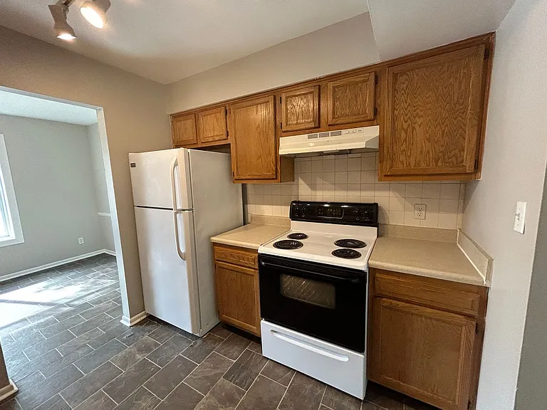 Fairview Court Apartments — Photo 44